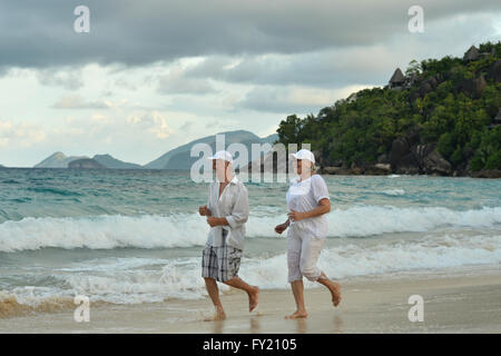 älteres Ehepaar auf Strand Stockfoto