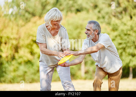 Aktive Senioren spielen Frisbee und Spaß im Sommer Stockfoto