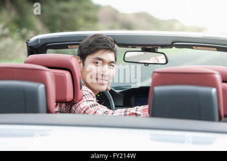 Mann ein Cabrio fahren Stockfoto