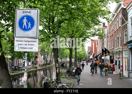 Eine Fußgängerzone anmelden Molslaan, im Zentrum von Delft, Niederlande Stockfoto