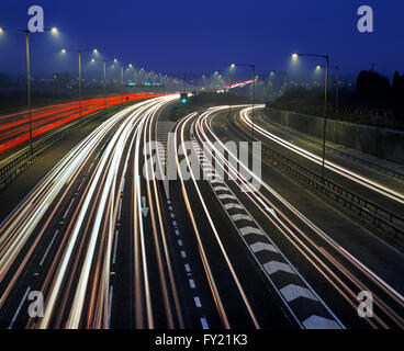 Der M25 in der Nacht, Blick nach Norden in Richtung Kreuzung 16 mit dem M40. Stockfoto