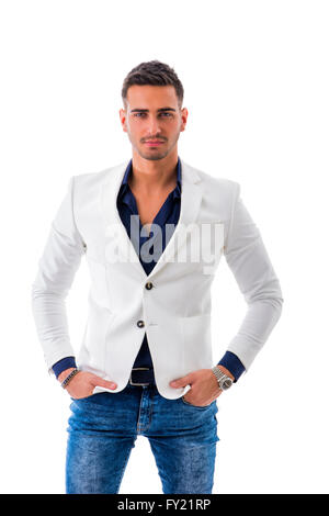 Attraktive junge Mann im Anzug mit eleganten weißen Jacke und Jeans, isoliert auf weiss Stockfoto