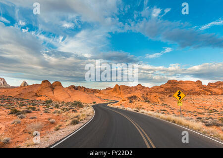 Kurvenreiche Straße durch Sandstein-Formationen, Valley of Fire State Park, Nevada, USA Stockfoto