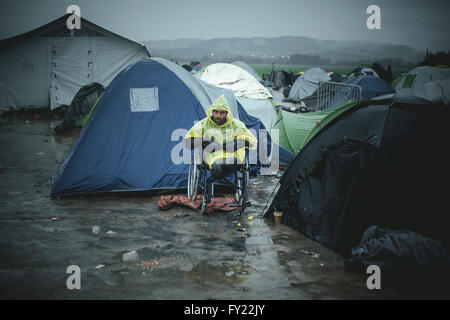 Afghanische Flüchtlinge, die beide Beine in eine Bombe in einem Rollstuhl, Flüchtlingslager in Idomeni, Grenze zu Makedonien, Griechenland verloren Stockfoto