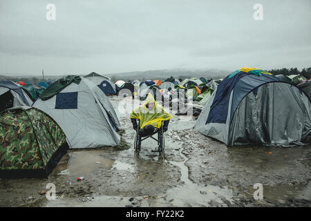 Afghanische Flüchtlinge, die beide Beine in eine Bombe in einem Rollstuhl, Flüchtlingslager in Idomeni, Grenze zu Makedonien, Griechenland verloren Stockfoto