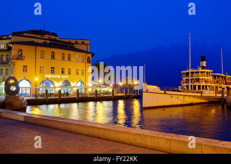 Riva del Garda in der Provinz Abend, Gardasee, Trentino, Südtirol, Italien, Europa Stockfoto