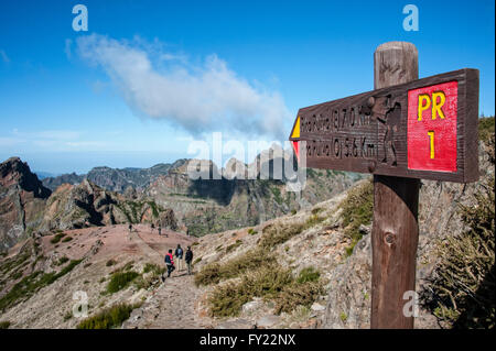 Blick auf die Berge am Pico do Arieiro mit ein Wegweiser für Wanderwege, Pico Ruivo, Madeira, Portugal Stockfoto