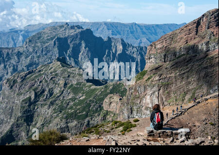 Blick auf die Berge vom Wanderweg am Pico do Arieiro, Madeira, Portugal Stockfoto