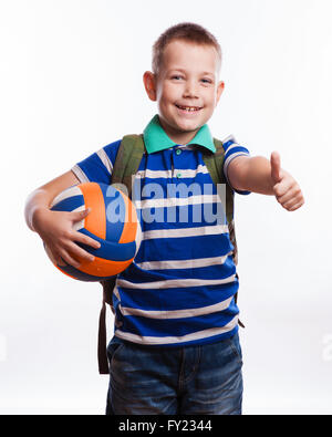 Glückliche Schüler mit Rucksack und Soccer Ball isoliert auf weißem Hintergrund Stockfoto