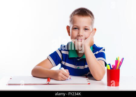 Nette Schüler schreibt isoliert auf weißem Hintergrund Stockfoto