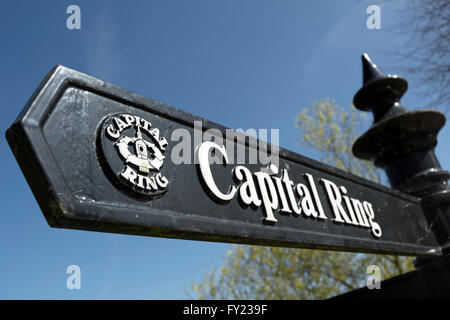 links zeigt Zeichen für den Hauptstadt-Ring, St. Margarets, Middlesex, England Stockfoto