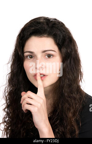 Junge Frau hält den Finger auf ihre Lippen und Gesten jemand still oder ruhig sein. Stockfoto