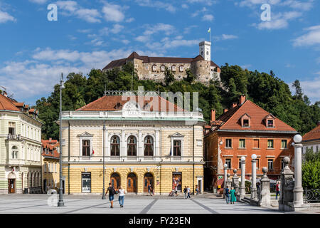 Die slowenische Philharmonie und die Burg von Ljubljana - Ljubljana, Slowenien Stockfoto