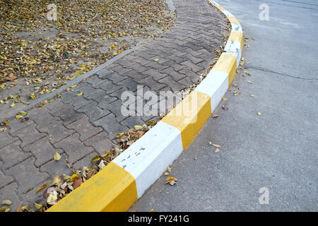 Gehweg Pflaster Gehweg mit Verkehrszeichen Stockfoto