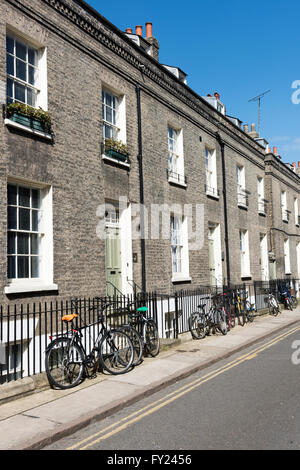 Einen alten viktorianischen oder edwardianischen Reihenhaus in Cambridge UK mit einem Fahrrad außerhalb geparkt. Typische studentisches Wohnen. Stockfoto