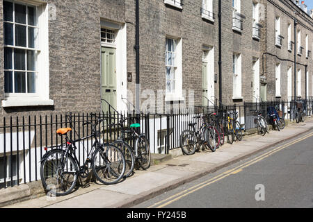 Einen alten viktorianischen oder edwardianischen Reihenhaus in Cambridge UK mit einem Fahrrad außerhalb geparkt. Typische studentisches Wohnen. Stockfoto