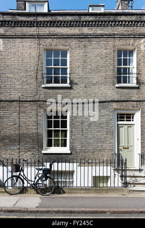 Einen alten viktorianischen oder edwardianischen Reihenhaus in Cambridge UK mit einem Fahrrad außerhalb geparkt. Typische studentisches Wohnen. Stockfoto