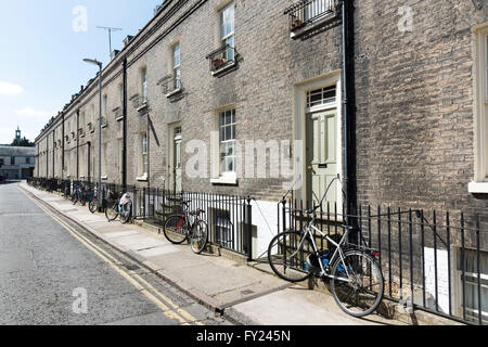 Einen alten viktorianischen oder edwardianischen Reihenhaus in Cambridge UK mit einem Fahrrad außerhalb geparkt. Typische studentisches Wohnen. Stockfoto