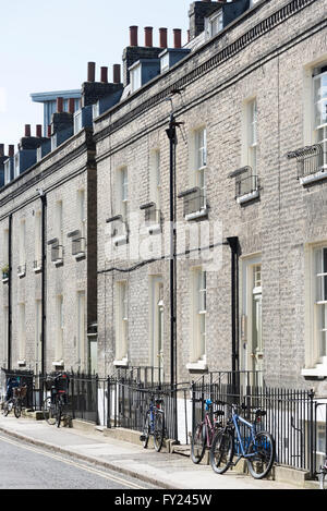 Einen alten viktorianischen oder edwardianischen Reihenhaus in Cambridge UK mit einem Fahrrad außerhalb geparkt. Typische studentisches Wohnen. Stockfoto