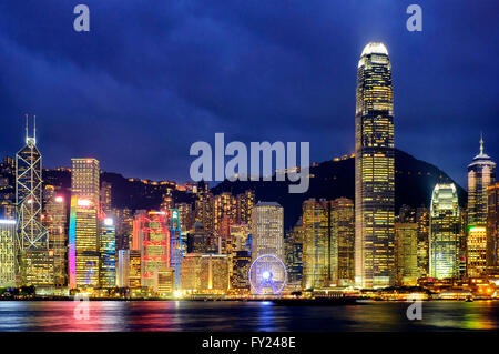 Skyline von Hong Kong Insel von Victoria Harbour, Hongkong, China Stockfoto