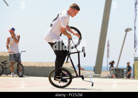 BARCELONA - 28 Juni: Ein Profi-Fahrer beim Flatland BMX (Bicycle Motocross) Wettbewerb in LKXA Extreme Sport Barcelona. Stockfoto