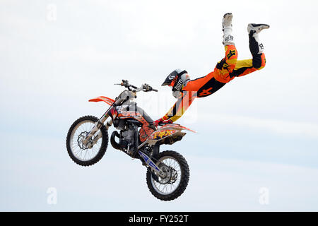 BARCELONA - JUN-28: Ein Profi-Fahrer beim FMX (Freestyle Motocross) Wettbewerb bei LKXA Extreme Sport Barcelona spielen. Stockfoto