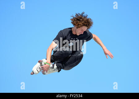 BARCELONA - 28 JUN: Eine professionelle Skater beim Inline-skating Sprünge Wettbewerb bei LKXA Extreme Sport Barcelona spielen. Stockfoto