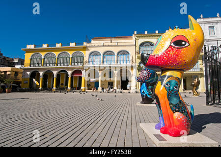 Horizontale Ansicht des Hundes Fiberglas Skulpturen in Old Square in Havanna, Kuba. Stockfoto