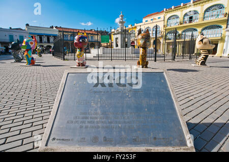 Horizontale Ansicht des Hundes Fiberglas Skulpturen in Old Square in Havanna, Kuba. Stockfoto