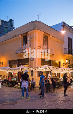 Vertikale Sicht auf ein Restaurant im Plaza Vieja in der Nacht in Havanna, Kuba. Stockfoto