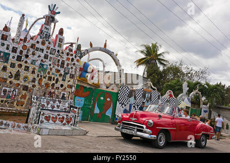 Horizontale Streetview bunten Streetart am Fusterlandia in Havanna, Kuba. Stockfoto