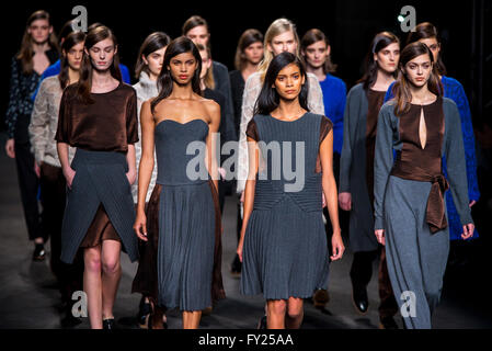 BARCELONA - FEB 3: Ein Modell geht die Start-und Landebahn für die Sita Murt-Sammlung auf der 080 Barcelona Fashionweek 2015. Stockfoto