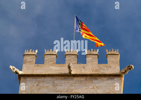 Valencia-Flagge über Burg Turm mit Crenelations und Wasserspeier. Stockfoto
