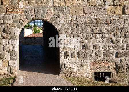 Torbogen in einer mittelalterlichen Mauer führt zu der toskanischen Dorf von Lucca, Italien. Stockfoto