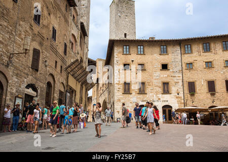 Touristen in der toskanischen Dorf San Gimignano, Italien, Mauern einer mittelalterlichen Stadt in der Provinz Siena in der Toskana. Stockfoto