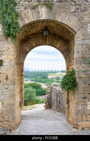 Torbogen in einer mittelalterlichen Mauer im toskanischen Dorf Monteriggioni, Italien.  Reisen, Architektur, europäisches Erbe. Stockfoto