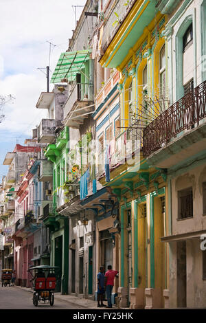 Vertikale Straßenbild in der Altstadt von Havanna, Kuba. Stockfoto