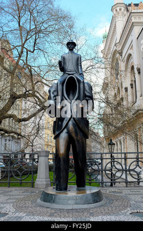 Franz Kafka Bronze-Statue in Prag Stockfoto