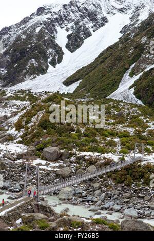 Eine Hängebrücke auf dem Hooker Valley Track in Mt Cook Nationalpark, Südinsel, Neuseeland Stockfoto