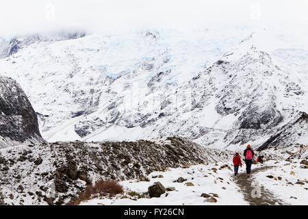 Wanderer auf dem Hooker Valley gehen in Mt Cook National Park, Neuseeland Stockfoto