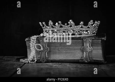 niedrige Schlüsselbild der dekorative Krone auf altes Buch. schwarz / weiß Stil Foto. selektiven Fokus. Stockfoto