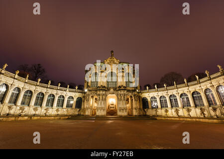 Dresdner Zwinger Palast Panorama mit Beleuchtung in der Nacht, Deutschland Stockfoto