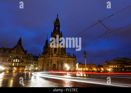 Nachtansicht der Hofkirche in Dresden, Deutschland Stockfoto