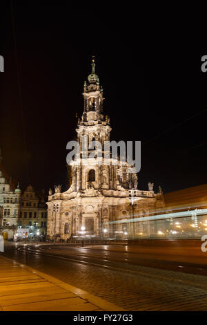 Blick auf Hofkirche mit einem Tour-Bus im Vordergrund in der Nacht, Dresden Stockfoto