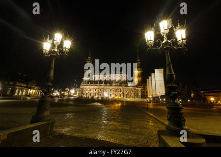 Blick auf die Hofkirche mit dem City-Lights im Vordergrund in der Nacht, Dresden Stockfoto