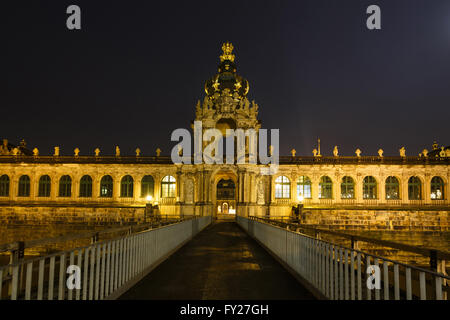 Nachtansicht des Zwinger, eines der sichtbarsten Wahrzeichen in Dresden, Hauptstadt von Sachsen, Deutschland Stockfoto