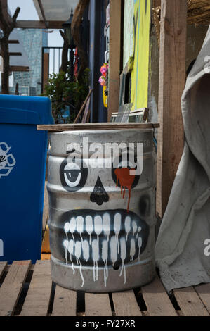 Eine bemalte Bierfass im Nomadic Community Gardens in Tower Hamlets East London Stockfoto