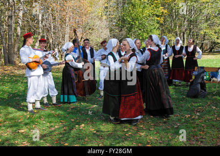 Menschen spielen folk-Instrumenten Kleider in traditioneller Tracht auf den Plitvicer Seen in Kroatien Stockfoto