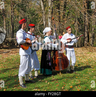 Menschen spielen folk-Instrumenten Kleider in traditioneller Tracht auf den Plitvicer Seen in Kroatien Stockfoto