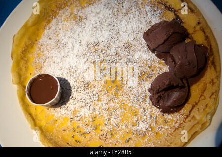 Große Pfannkuchen mit Schokoladeneis und Soße an alte holländische Pfannkuchen - London-UK Stockfoto